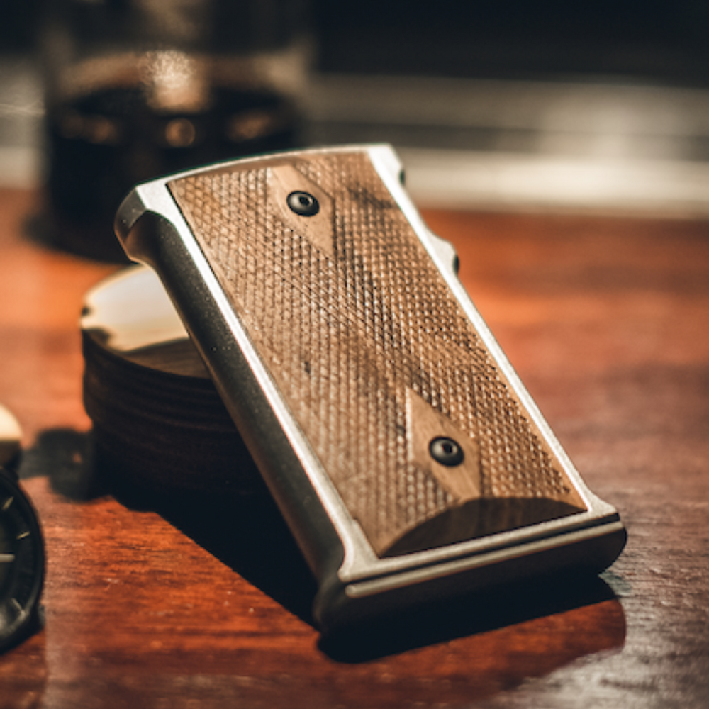 M1911H「ガバメント」名刺ケース M1911H名刺ケース。ハンドガンの原点「ガバメント」への敬意から